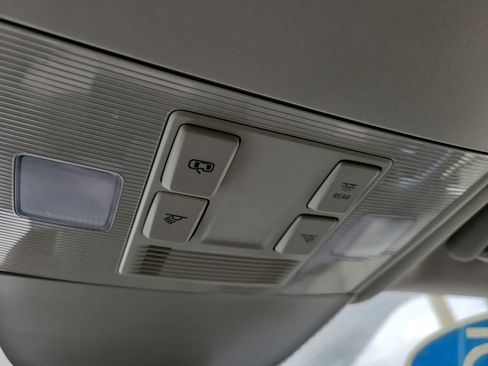 Certified 2025 Volkswagen Taos SE FWD image 22
