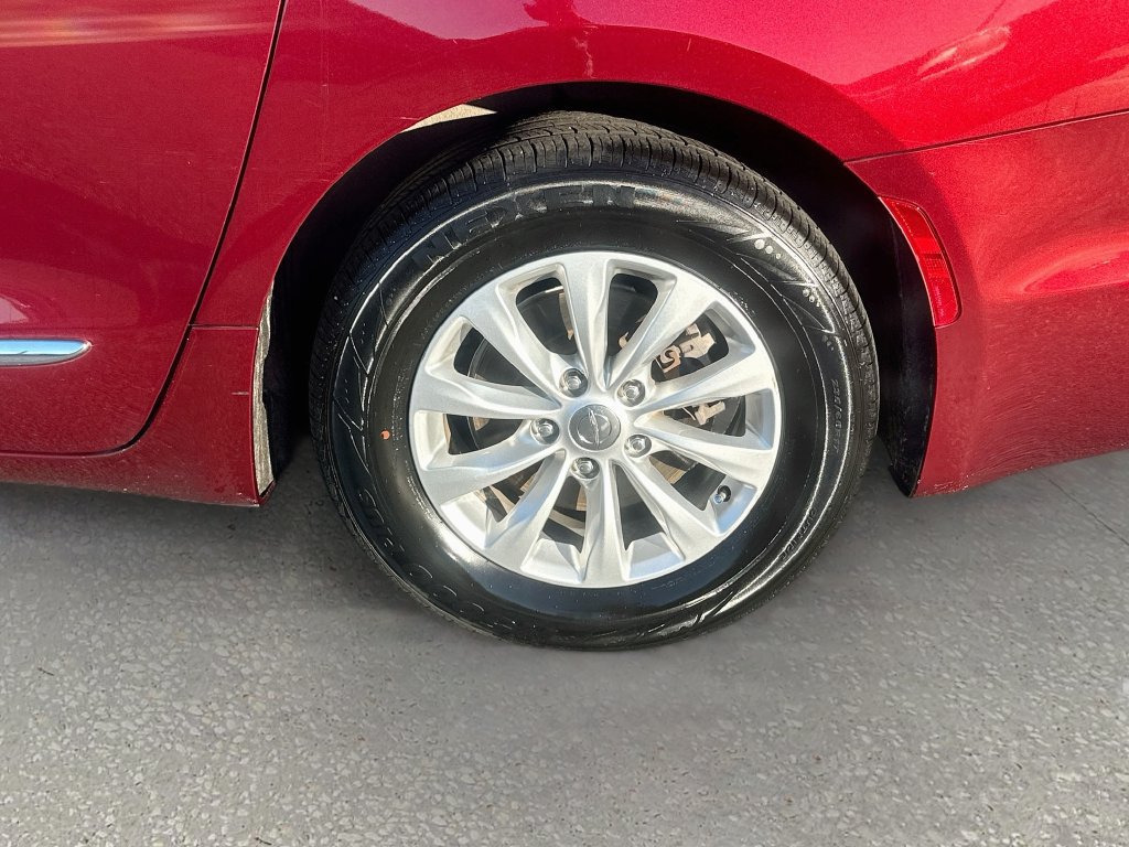 Used 2018 Chrysler Pacifica Touring-L FWD image 31