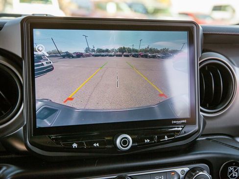 Used 2021 Jeep Gladiator Willys image 16