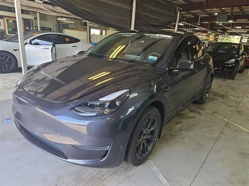 Used 2024 Tesla Model Y Long Range RWD image 3