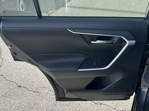 Used 2020 Toyota RAV4 XLE Premium image 19