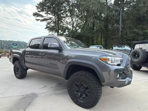 Used 2017 Toyota Tacoma TRD Off-Road w/ Tow Package (A/T) AWD/4WD image 3