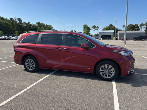 Used 2021 Toyota Sienna XLE FWD image 3