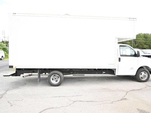 Used 2024 GMC Savana 4500 w/ Power Convenience Package RWD image 4