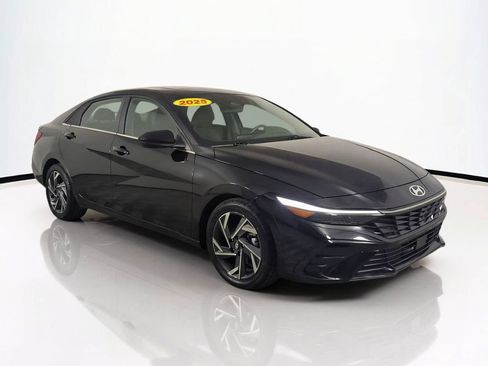 Used 2025 Hyundai Elantra SEL FWD image 2
