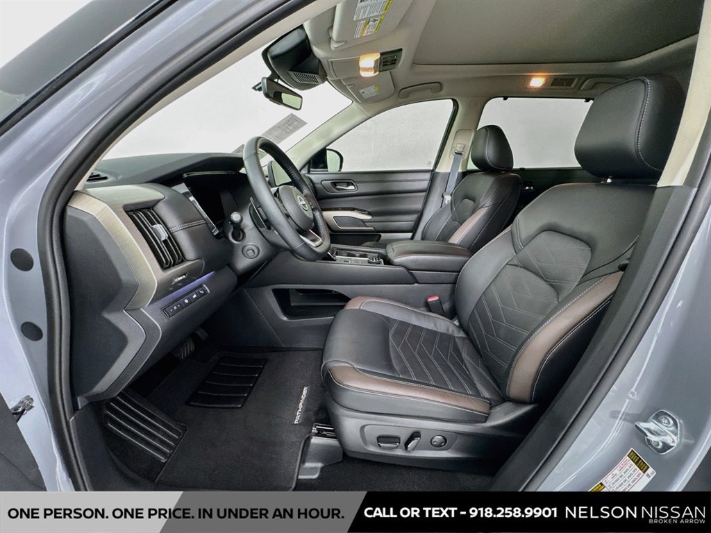 Certified 2025 Nissan Pathfinder Platinum w/ Black Appearance Package AWD/4WD image 22