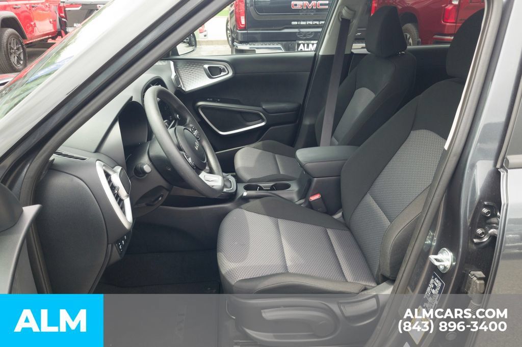 Used 2025 Kia Soul LX w/ LX Technology Package FWD image 15
