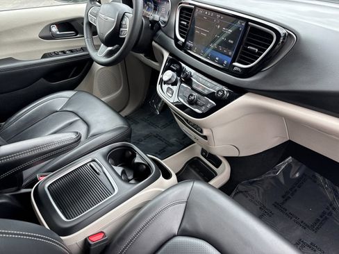 Used 2023 Chrysler Pacifica Touring-L image 14