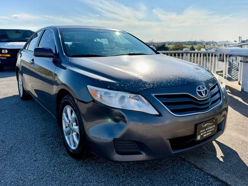 Used 2011 Toyota Camry LE image 3