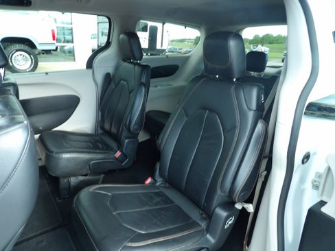Used 2017 Chrysler Pacifica Touring-L FWD image 9