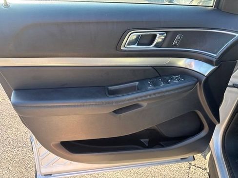 Used 2019 Ford Explorer XLT w/ Equipment Group 201A AWD/4WD image 16