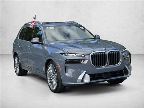 Used 2025 BMW X7 xDrive40i w/ Premium Package AWD/4WD image 3