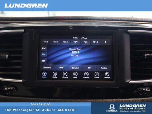 Used 2018 Chrysler Pacifica Touring-L FWD image 23