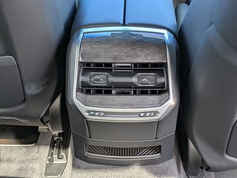 Used 2025 BMW 740i image 18