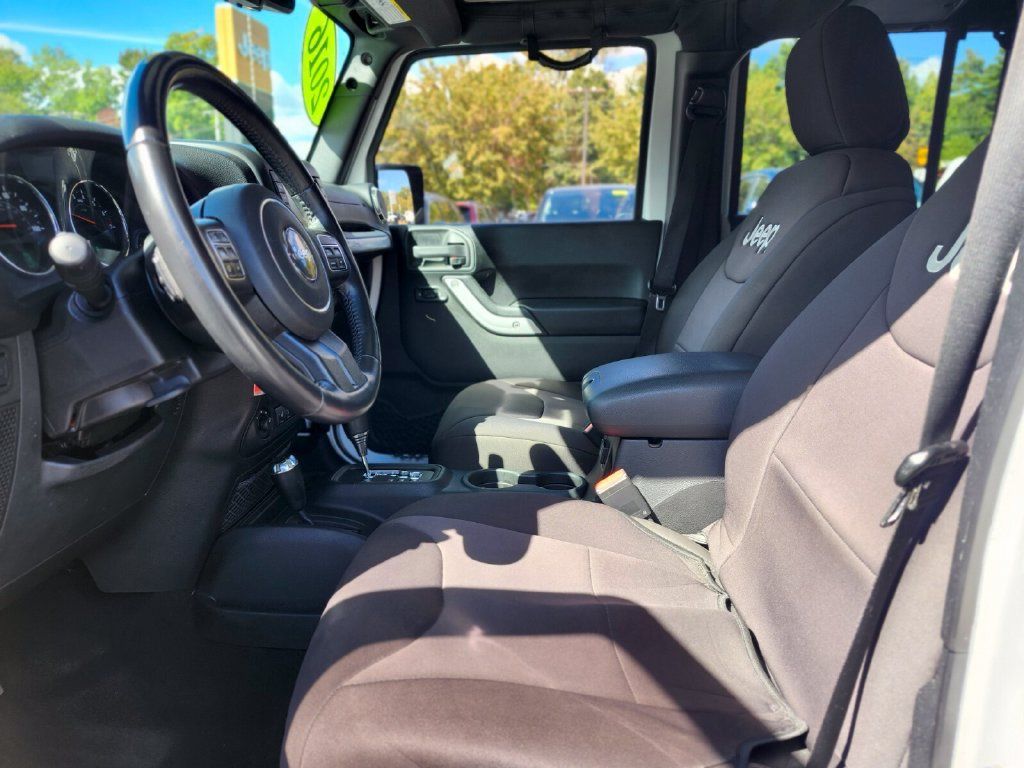 Used 2016 Jeep Wrangler Unlimited Rubicon w/ Connectivity Group AWD/4WD image 17