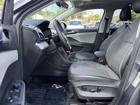 Used 2023 Volkswagen Taos SE w/ Panoramic Sunroof Package AWD/4WD image 9