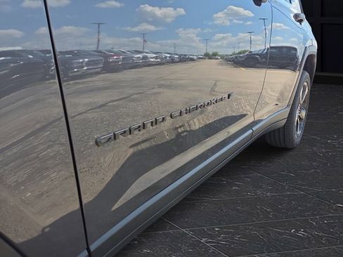 New 2025 Jeep Grand Cherokee Altitude image 38