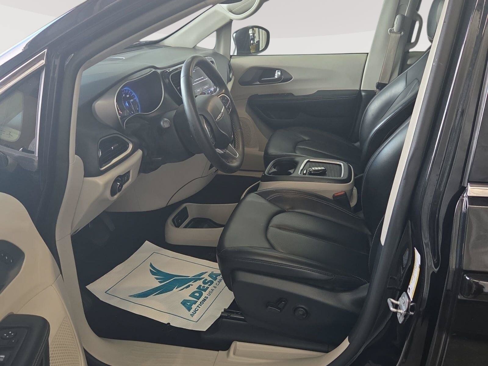 Used 2023 Chrysler Pacifica Touring-L FWD image 4