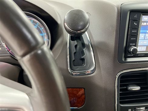 Used 2016 Chrysler Town & Country Touring image 16