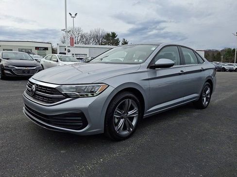 Used 2023 Volkswagen Jetta SE w/ Panoramic Sunroof Package image 3