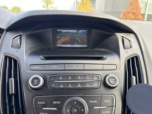 Used 2017 Ford Focus SE FWD image 3