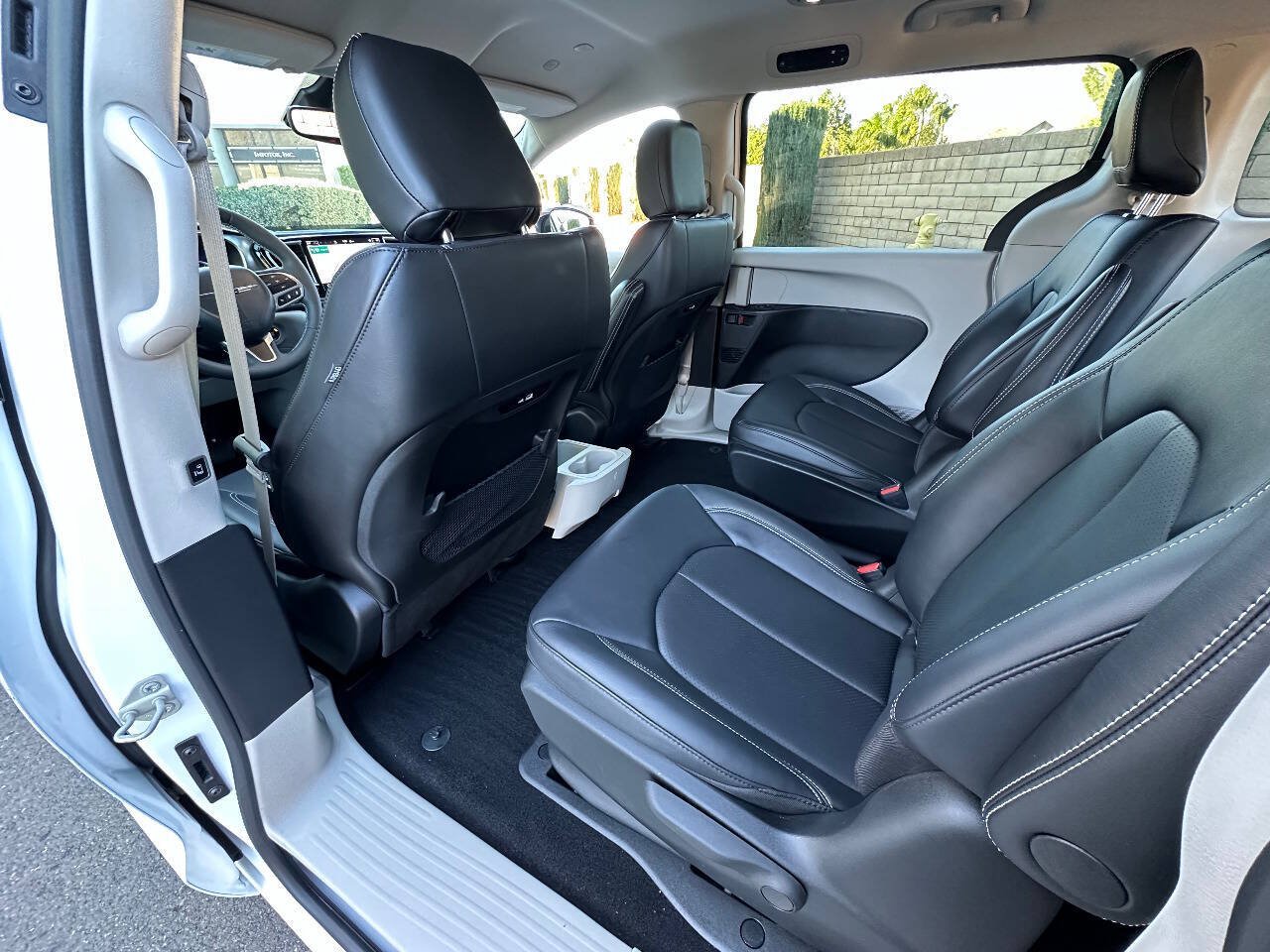 Used 2024 Chrysler Pacifica Limited FWD image 29