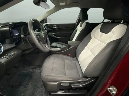 Used 2025 Chevrolet Trax LS FWD image 18