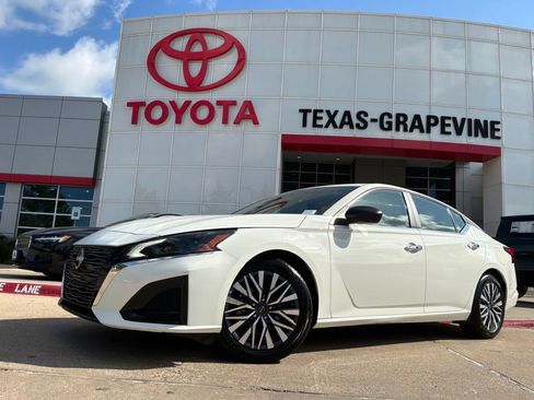 Used 2025 Nissan Altima 2.5 SV FWD image 2