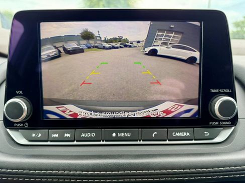 Used 2023 Nissan Rogue S AWD/4WD image 9