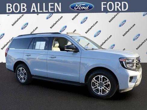 Used 2025 Ford Expedition Active AWD/4WD image 2