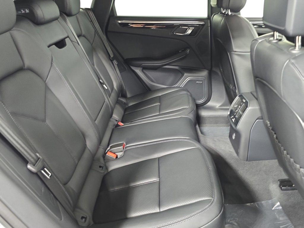 Certified 2026 Porsche Macan AWD/4WD image 26