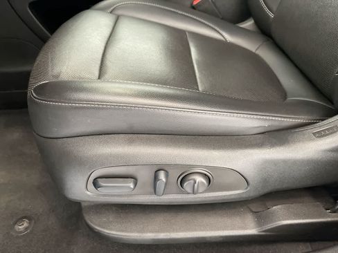 Used 2023 GMC Acadia SLT AWD/4WD image 12
