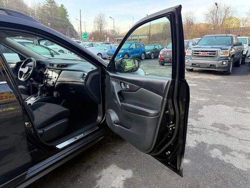 Used 2017 Nissan Rogue SV w/ Midnight Edition image 12