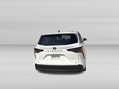Used 2025 Toyota Sienna LE FWD image 6