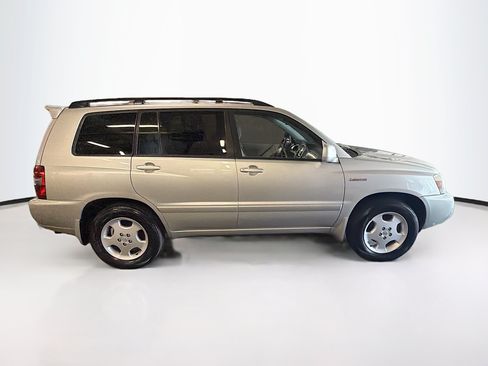 Used 2005 Toyota Highlander 4WD V6 w/ 3rd Row image 10