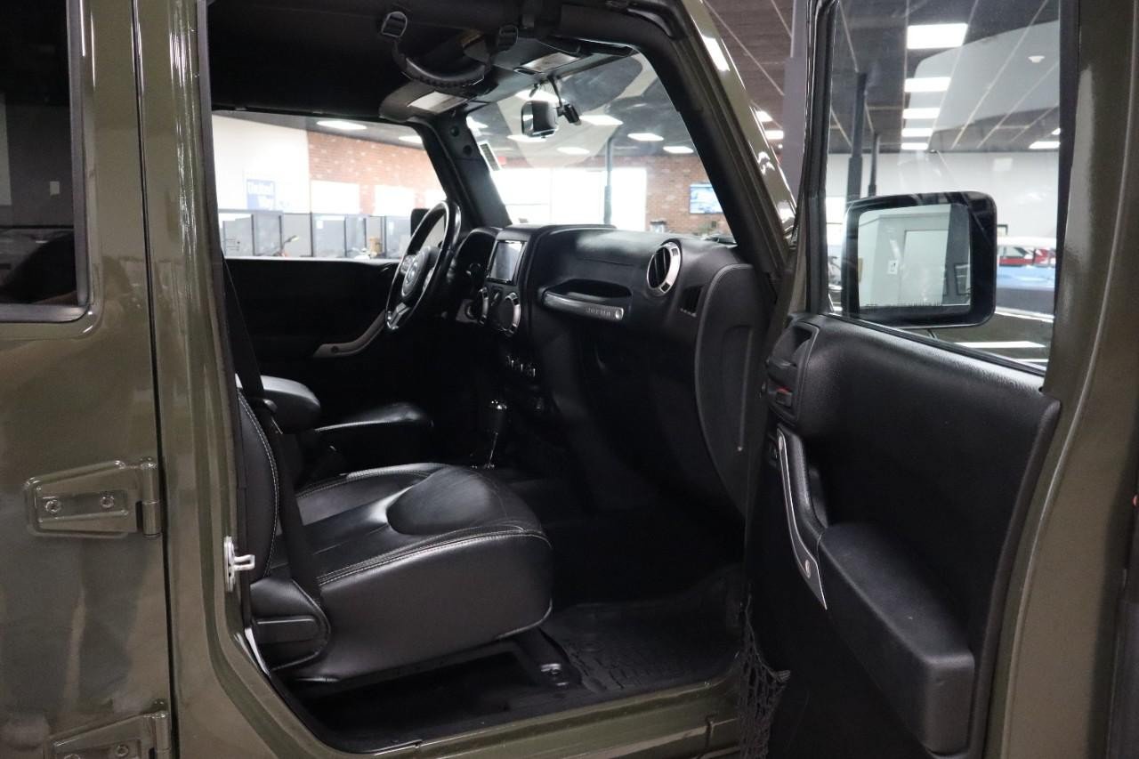 Used 2015 Jeep Wrangler Unlimited Sahara w/ Connectivity Group AWD/4WD image 25