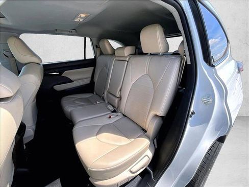 Used 2022 Toyota Highlander XLE AWD/4WD image 28