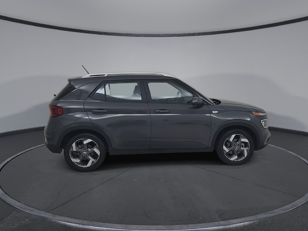 Used 2025 Hyundai Venue SEL FWD image 17
