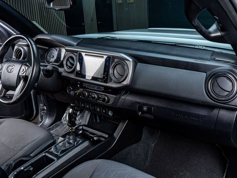 Used 2016 Toyota Tacoma TRD Sport image 17