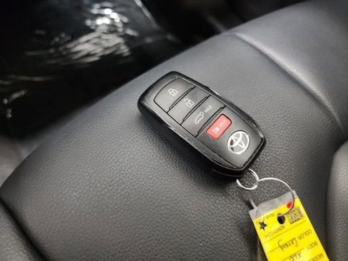 Used 2024 Toyota Highlander XLE FWD image 38