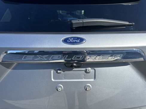 Used 2021 Ford Explorer XLT w/ Equipment Group 202A AWD/4WD image 7