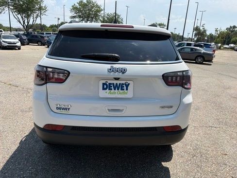 Used 2022 Jeep Compass Latitude w/ Sun and Sound Group AWD/4WD image 4