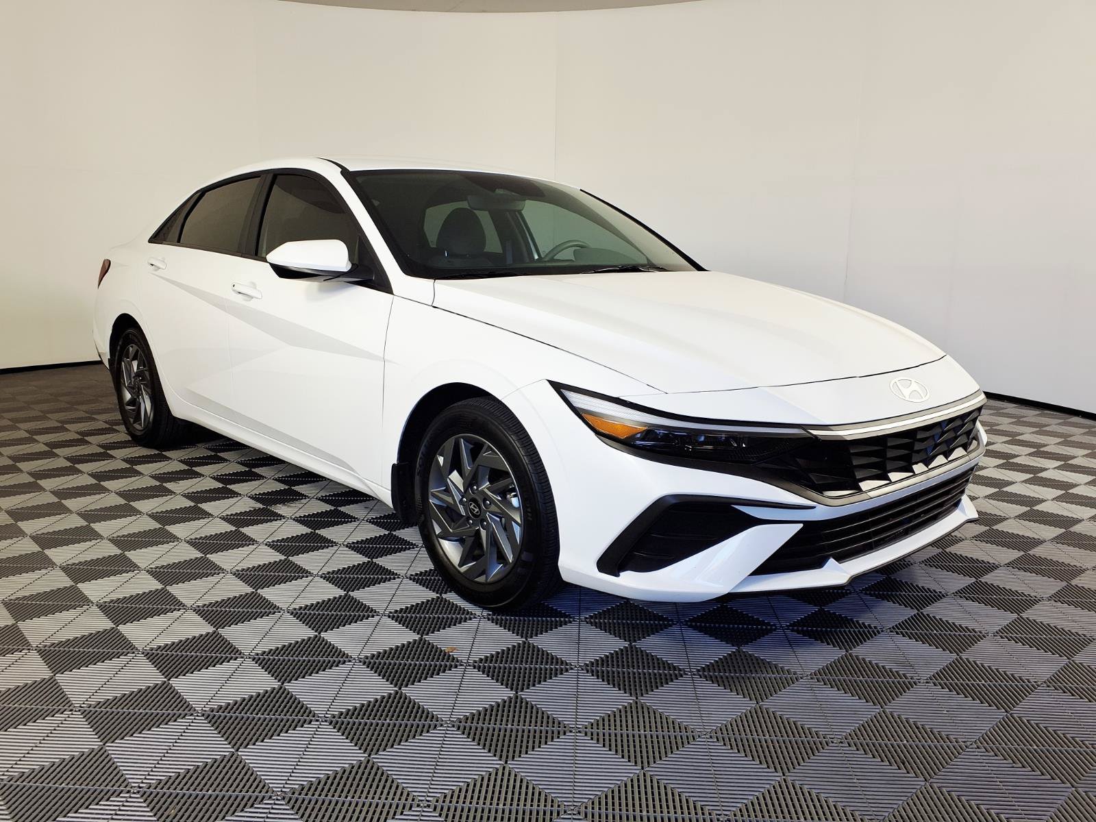 Used 2026 Hyundai Elantra Hybrid FWD image 3