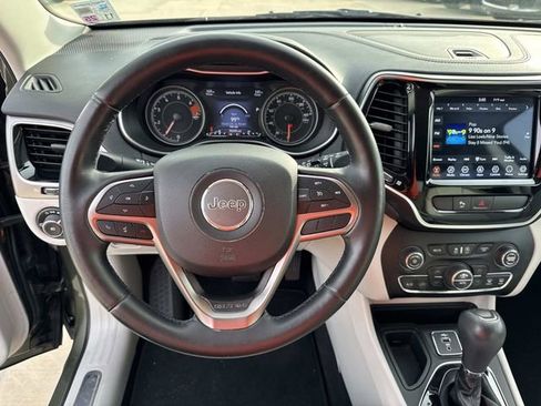Used 2019 Jeep Cherokee Limited image 24