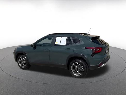 Used 2025 Chevrolet Trax LT w/ LT Convenience Package FWD image 7