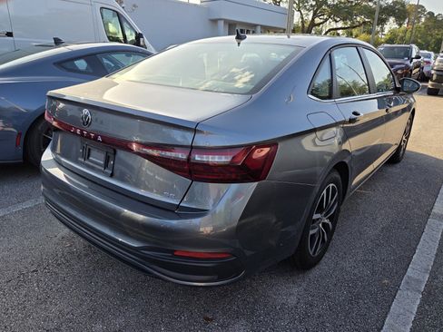 Used 2025 Volkswagen Jetta SE FWD image 3