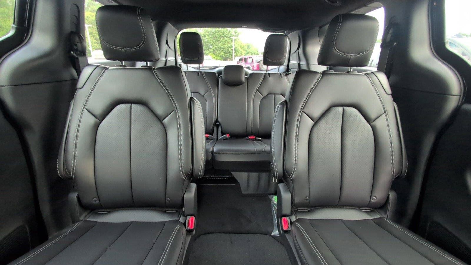 New 2027 Chrysler Pacifica Select FWD image 33