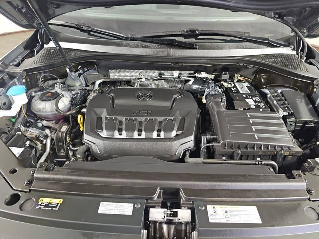 Used 2023 Volkswagen Tiguan SE w/ Panoramic Sunroof Package FWD image 14