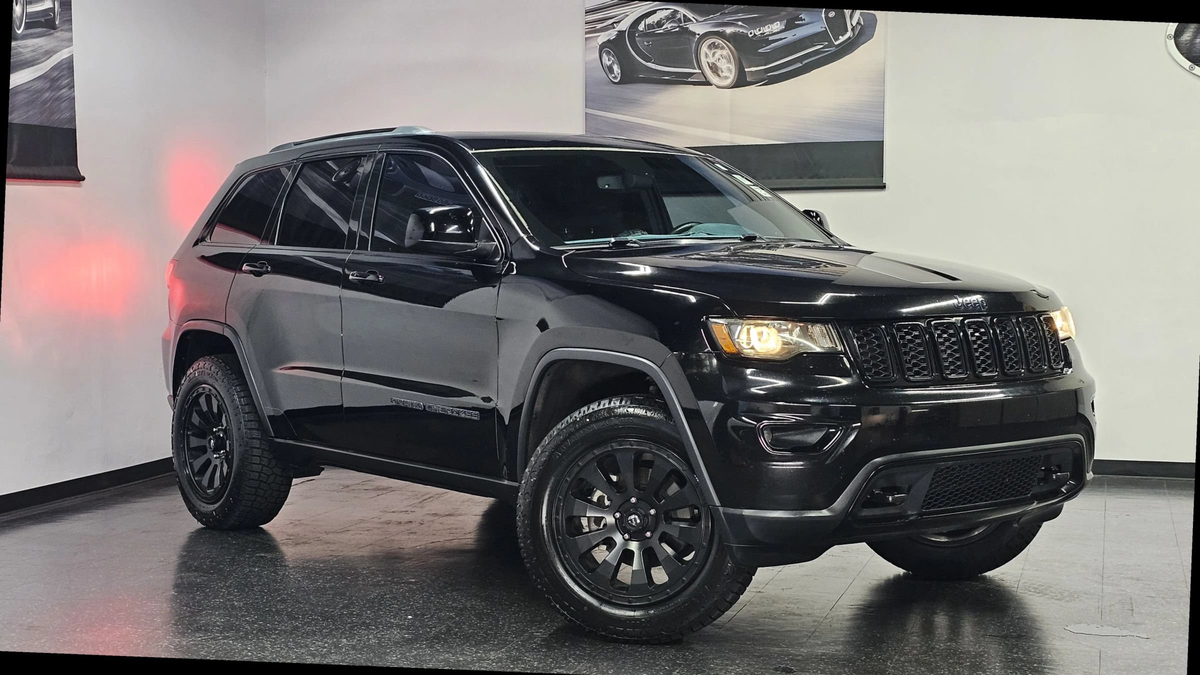 Used 2018 Jeep Grand Cherokee Laredo AWD/4WD image 1