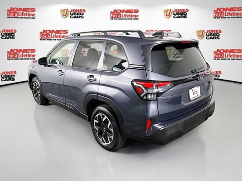 Used 2025 Subaru Forester Premium AWD/4WD image 2